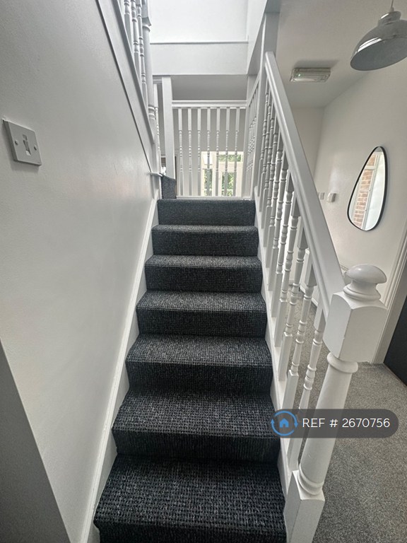 8 bedroom house in Harlaxton Drive, Nottingham, NG7 (8 bed) (#2670756)