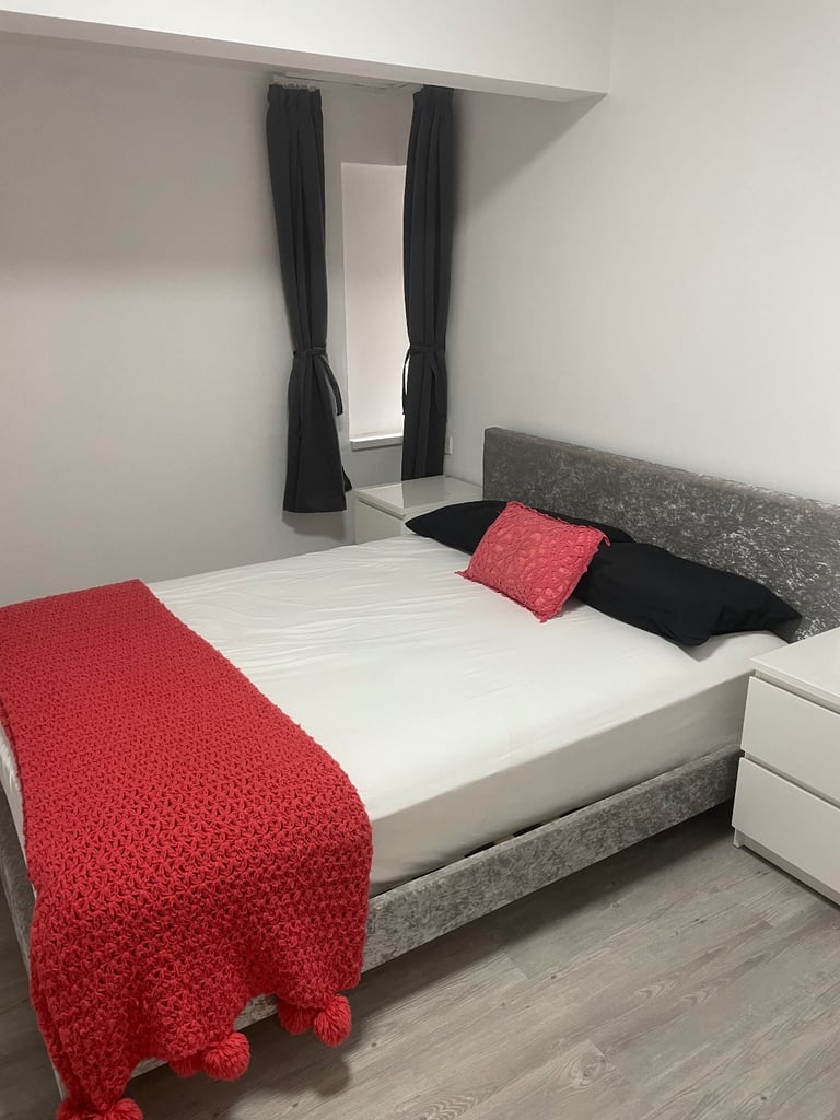 Large double bed room with en-suite 
