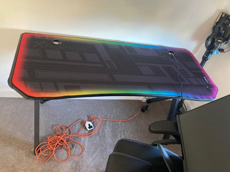 gaming desk and chair