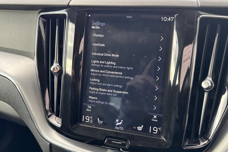 2019 Volvo XC60 2.0 B4 MHEV Momentum Auto AWD Euro 6 (s/s) 5dr SUV DIESEL Automatic