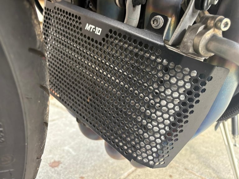 2023 / 73 Yamaha MT10 £10000 Grey 5978 miles.