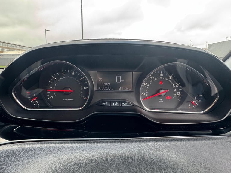 2015 Peugeot 208 1.2 VTi Style 5dr HATCHBACK Petrol Manual