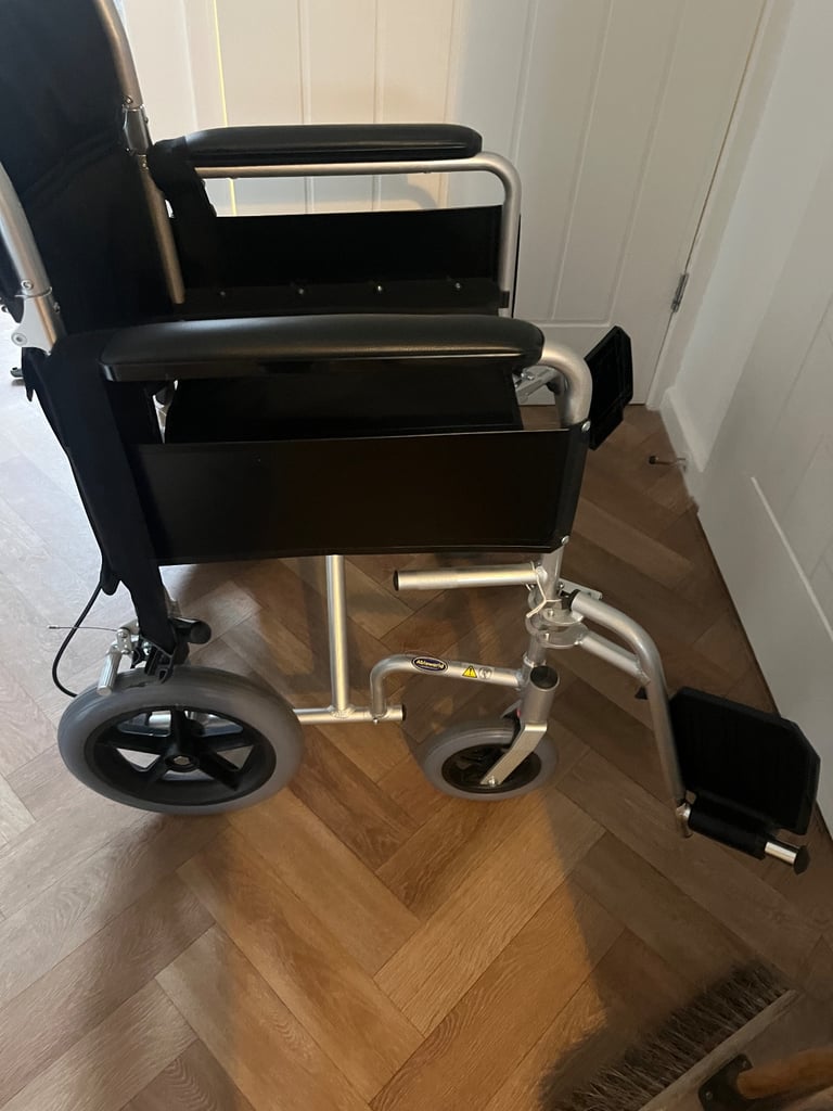 Folding wheel chair 