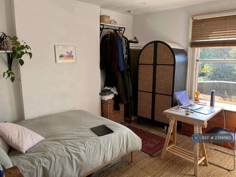 2 bedroom flat in Evering Road, London, N16 (2 bed) (#2358563)
