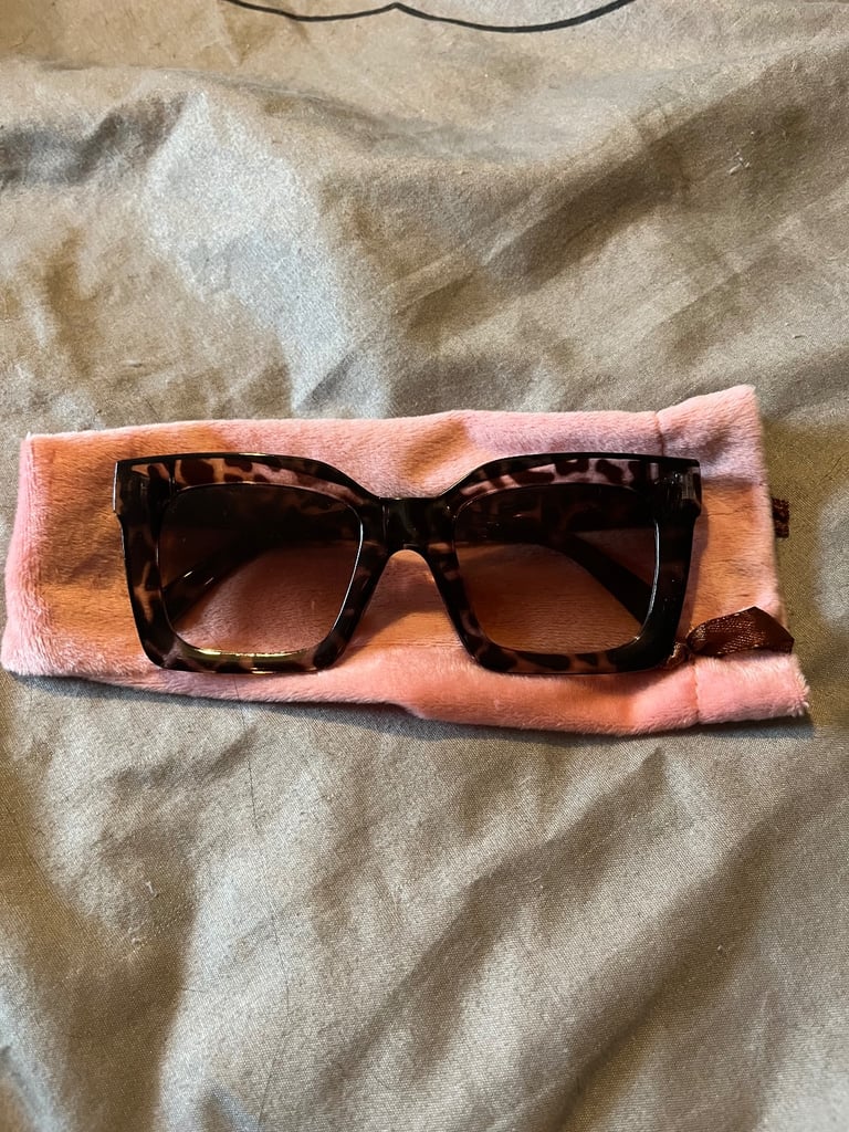 image for New unworn ladies sun glasses 