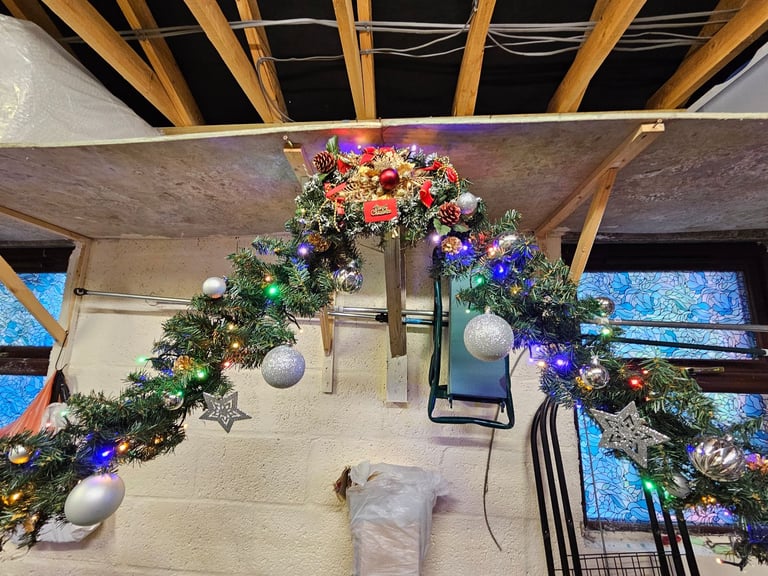 20 Ft Christmas Garland with lights, Baubles and pine cones 