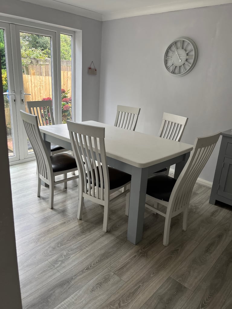 Oak dining table and 6 chairs 