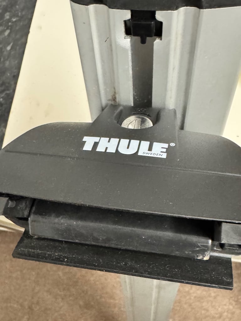 Thule Wingbar Evo 123cms, Foot pack 7106 and fitting kit 6007