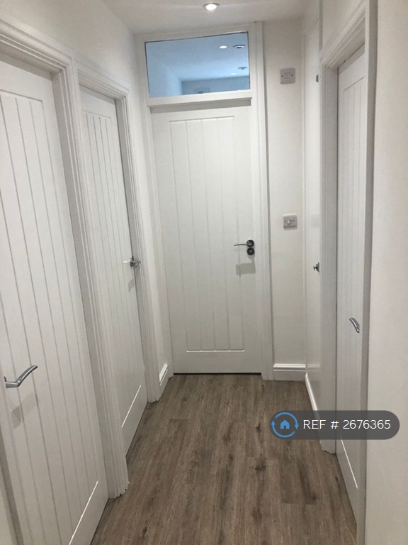 2 bedroom flat in Chaucer Road, Ashford, TW15 (2 bed) (#2676365)