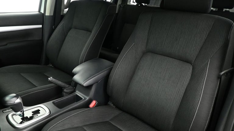 2024 Toyota Hilux 2.8 D-4D Invincible Pickup Double Cab 4dr Diesel Auto 4WD Euro 6 (s/s) (204 Pic...