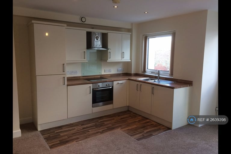 2 bedroom flat in Kirk Beston Close, Leeds, LS11 (2 bed) (#2639398)