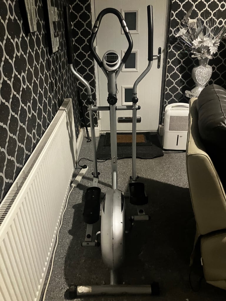 cross trainer in excellent condition can deliver for a small charge