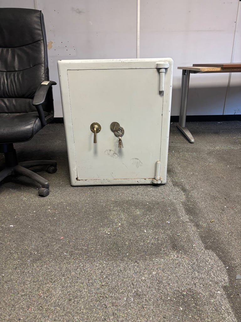 Large safe DELIVERY AVAILABLE 