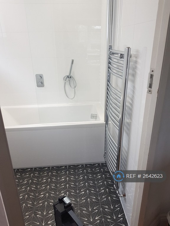 2 bedroom flat in Whitton Road, Twickenham, TW1 (2 bed) (#2642623)