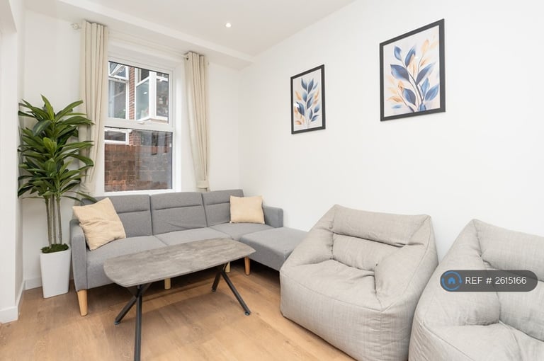 3 bedroom flat in London Road, Portsmouth, PO2 (3 bed) (#2615166)