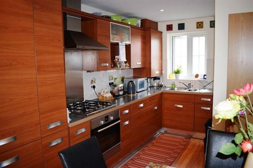 En-suite double Room to Rent in Shared House, Worcester Park KT4 for single females. Bills included.