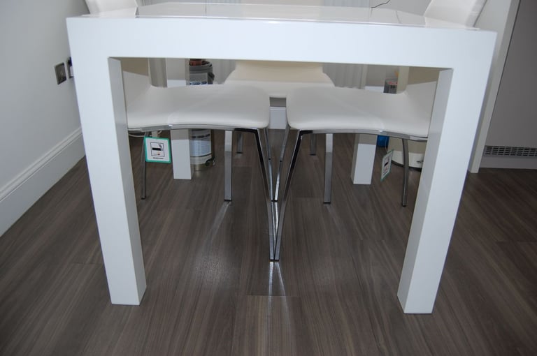 Extending Dining Table & 4 Chairs in High Gloss White