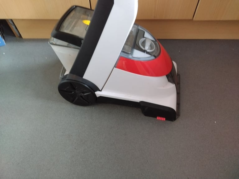 Carpet shampoo cleaner bissell with attachments and hose in very good condition good working order 