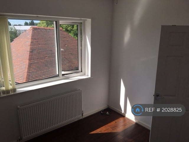 2 bedroom flat in Highfield Road, Widnes, WA8 (2 bed) (#2028825)