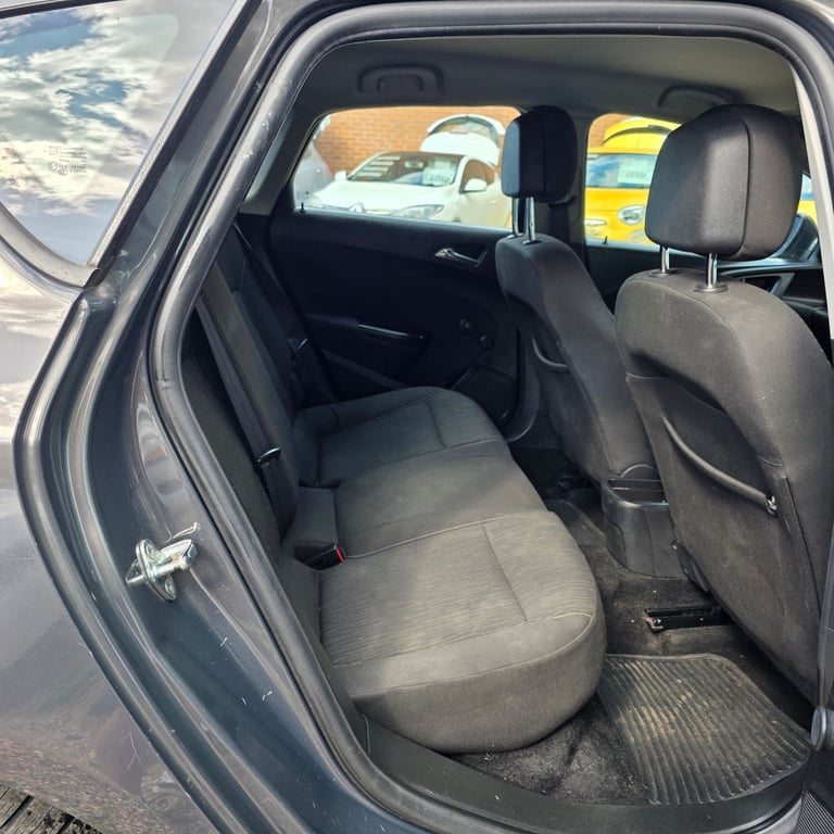 VAUXHALL ASTRA J DESIGN FACELIFT MODEL 1.7 DIESEL 110 BHP YEAR 2014 £20 ROAD TAX PER YEAR HPI CLEAR!