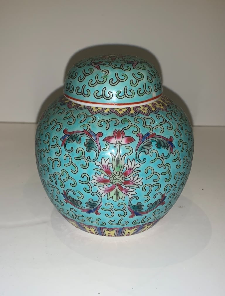 Chinese Vintage Porcelain Jar 