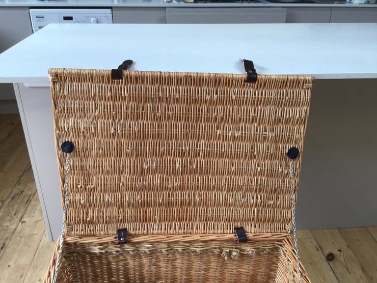 Very Large wicker Hamper Basket with lid, leather straps/Storage/Blanket Box/Toy Chest/Trunk/Logs. 