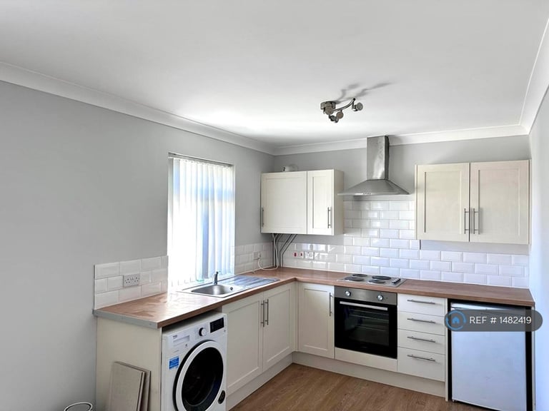 1 bedroom flat in Chester Close, Guildford, GU2 (1 bed) (#1482419)