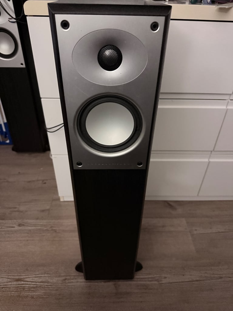 Amplifier/CD receiver MARANTZ M-CR502 with floor speakers 