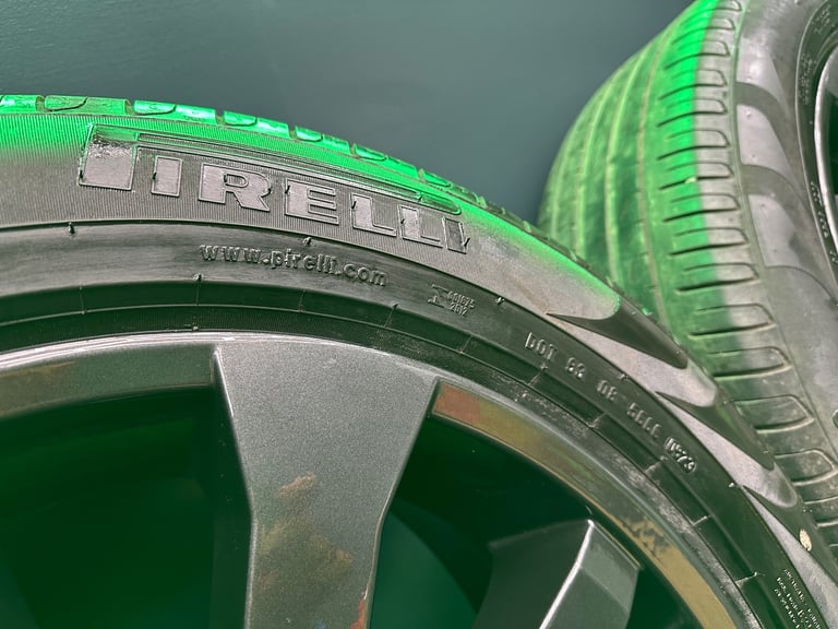 Land Rover Freelander 2 19 inch HST’s powder coated Technical Grey Alloy wheels & Pirelli tyres!