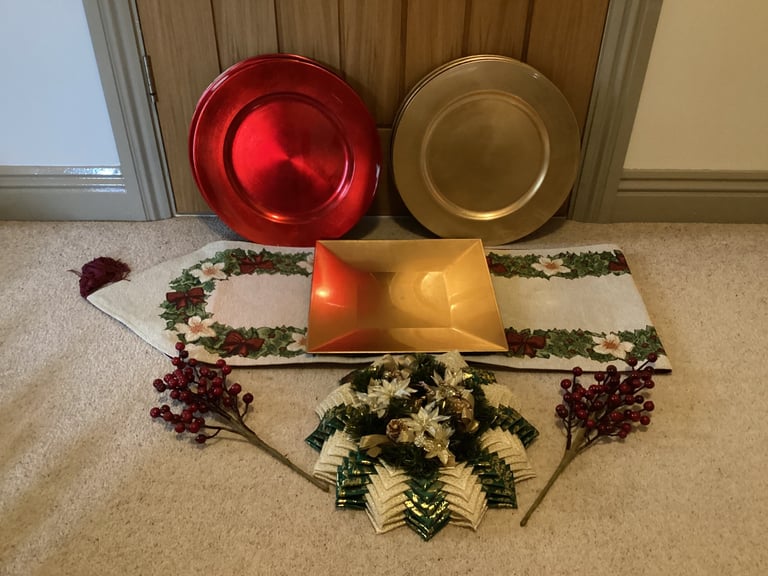 CHRISTMAS TABLE DECORATIONS BUNDLE IN GOLD/ RED/CREAM & GREEN 