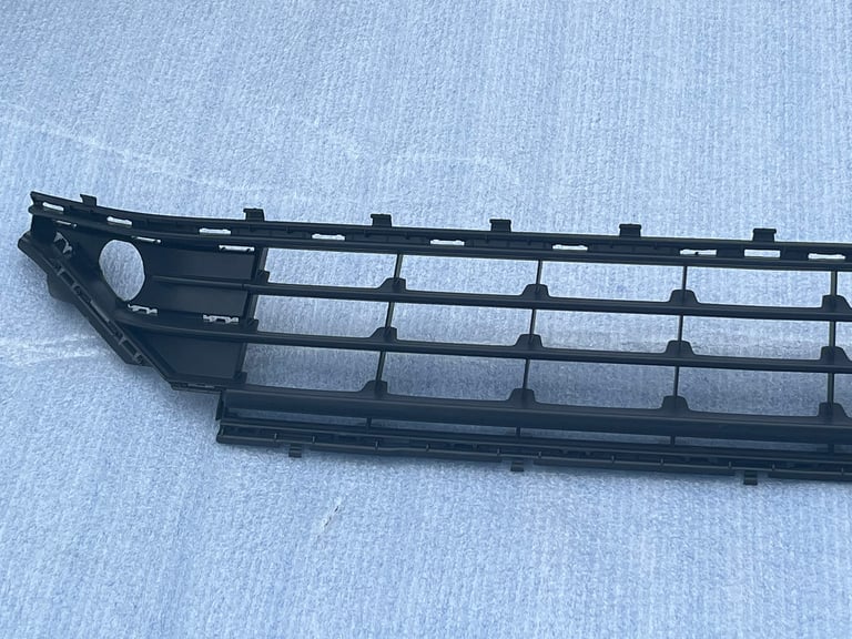 GENUINE VW GOLF  BUMPER LOWER CENTER GRILLE BLACK TRIM