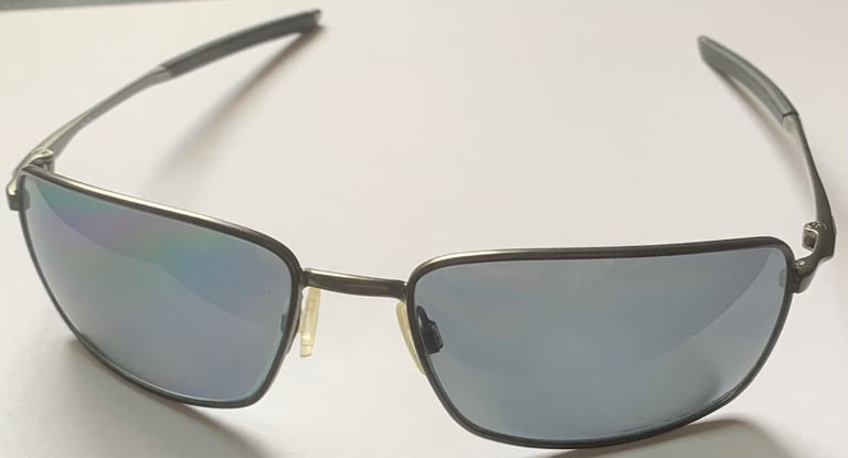 Men’s Oakley sunglasses 