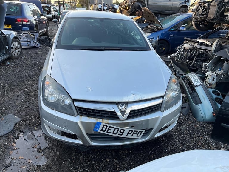 Vauxhall Astra H coupe 1.4 petrol 2009 silver BREAKING FOR PARTS 