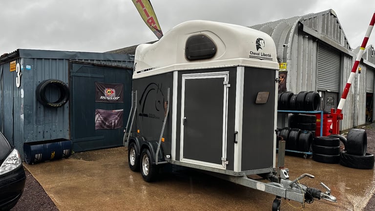 Cheval Liberté Gold Series Two Horses Trailer