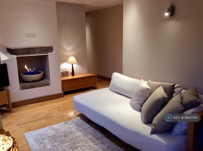 1 bedroom flat in Compton Way, Witney, Oxfordshire, OX28 (1 bed) (#1643740)