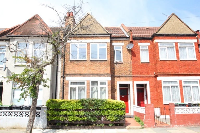 Hane Estate Agents Offer a 2 Double Bedroom Ground Floor Garden Flat.
