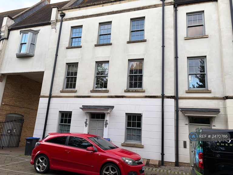 3 bedroom flat in Clickers Drive, Northampton, NN5 (3 bed) (#2470786)