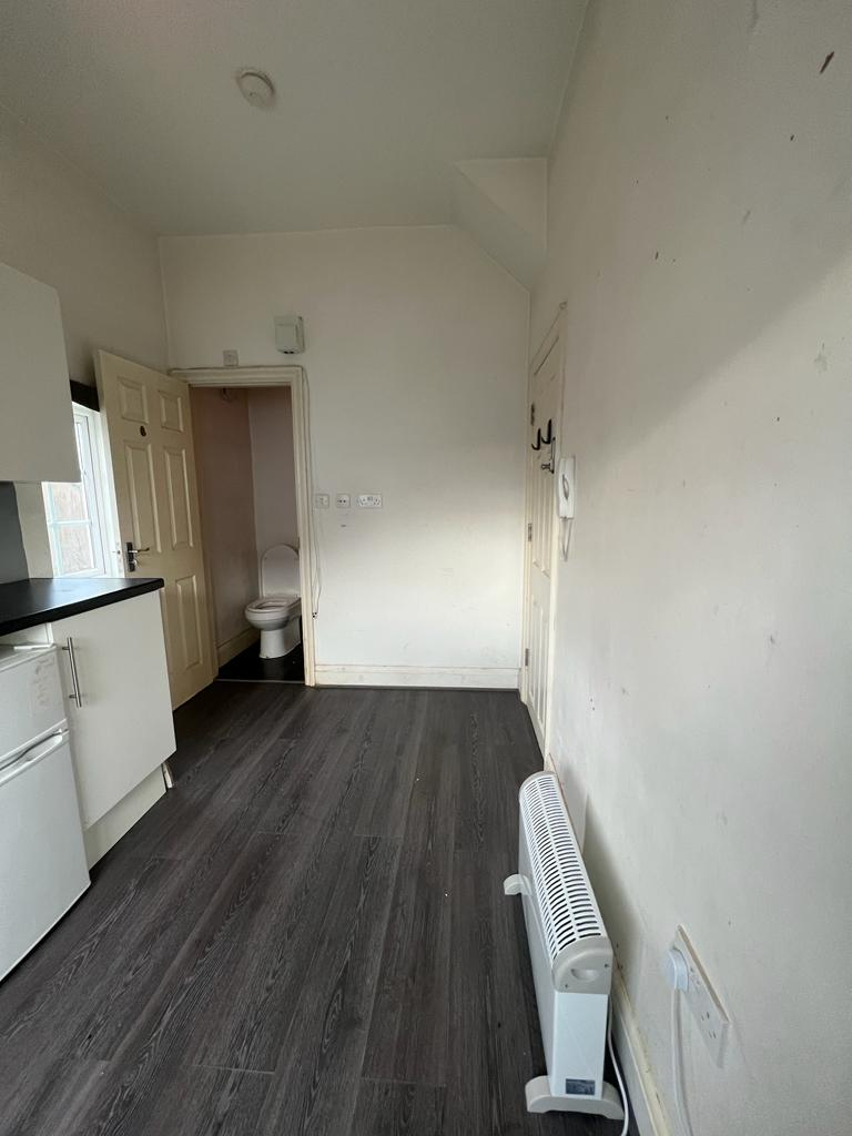 Studio room in Feltham TW13 7BU 