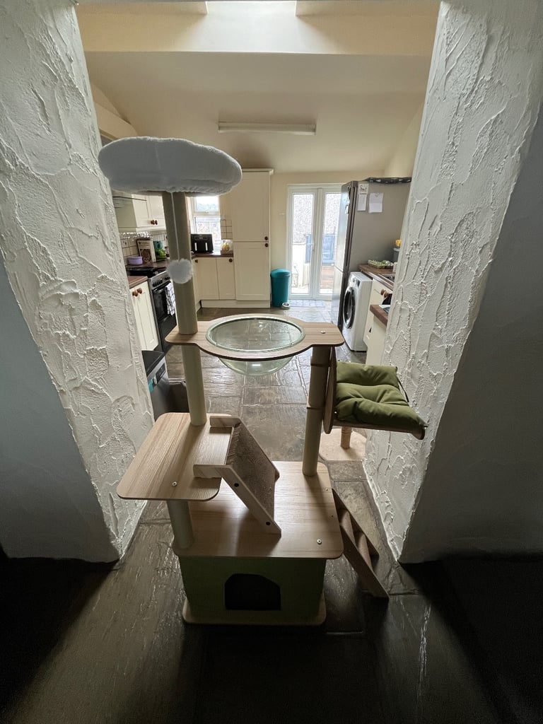 Cat tree - like new!!