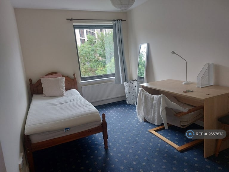 3 bedroom flat in Terrars Croft, Edinburgh, EH8 (3 bed) (#2657672)