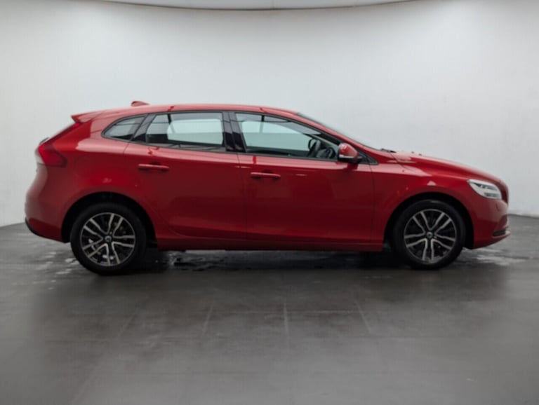 2017 Volvo V40 2.0 T2 Momentum Nav Plus Hatchback 5dr Petrol Manual Euro 6 (s/s) (122 ps)  HATCHB...