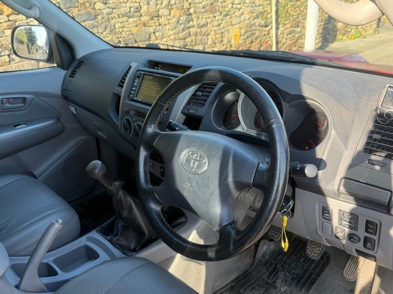 2008 TOYOTA HILUX INVINCIBLE DOUBLE CAB D/C 3.0 D4-D MANUAL 4X4 RED