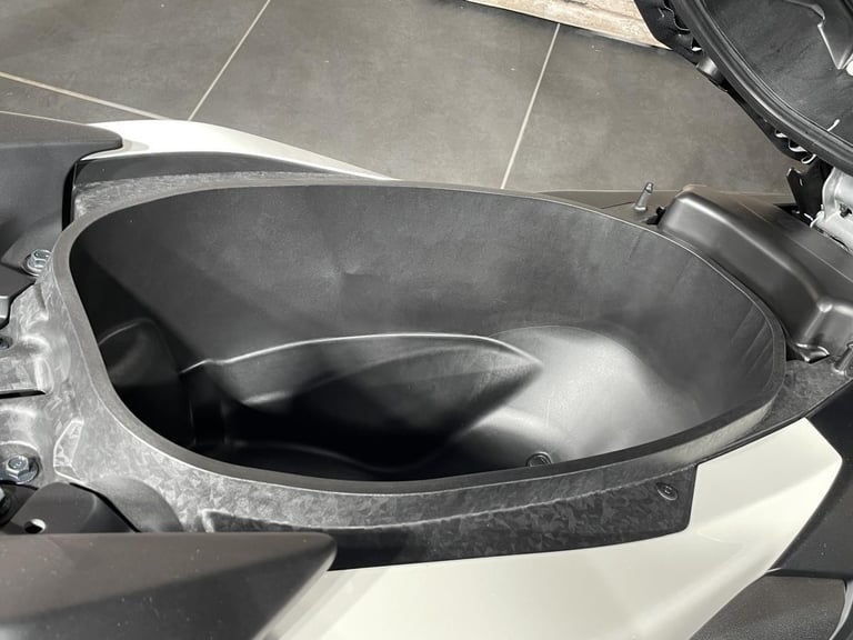 YAMAHA NMAX 125 2025 MODEL IN MILKY WHITE - IN STOCK AVAILABLE NOW !