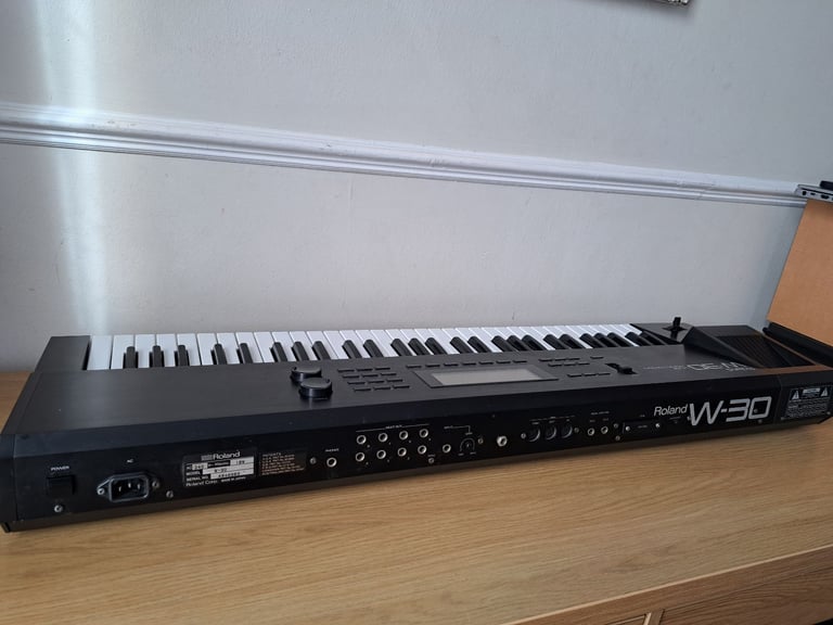 Roland W-30 Sampling Workstation Synthesizers Keyboard ( Rare ) + Metal Case