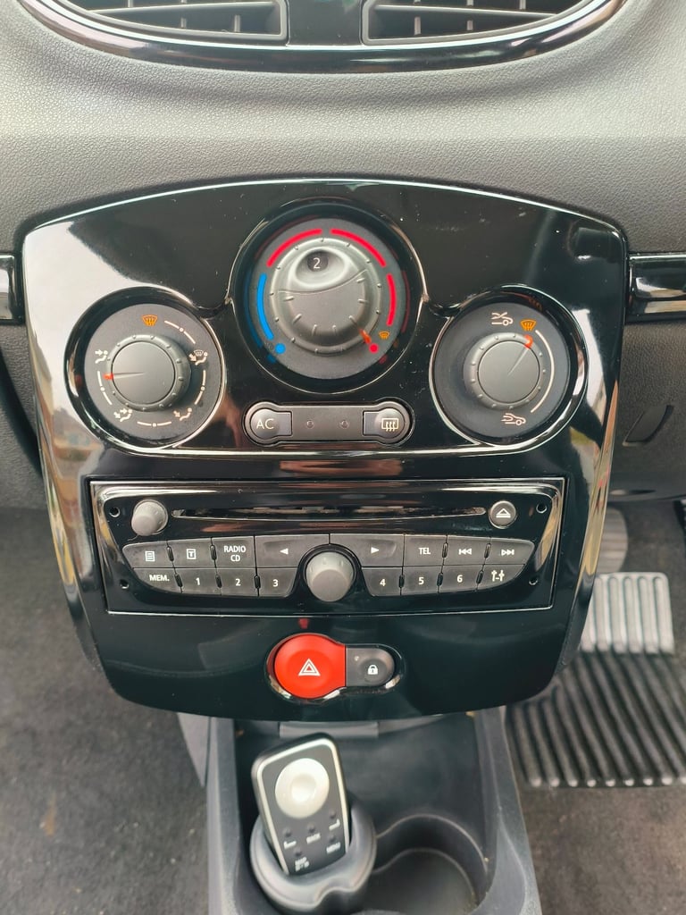 2011 Renault CLIO dynamique TomTom series.