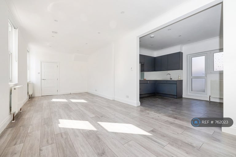 3 bedroom flat in Pratt Street, London, NW1 (3 bed) (#762023)