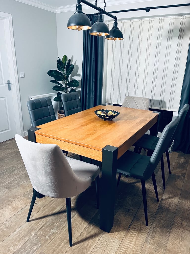 Stunning fully refurbished 6 person solid oak dining table set in urban/ industrial style