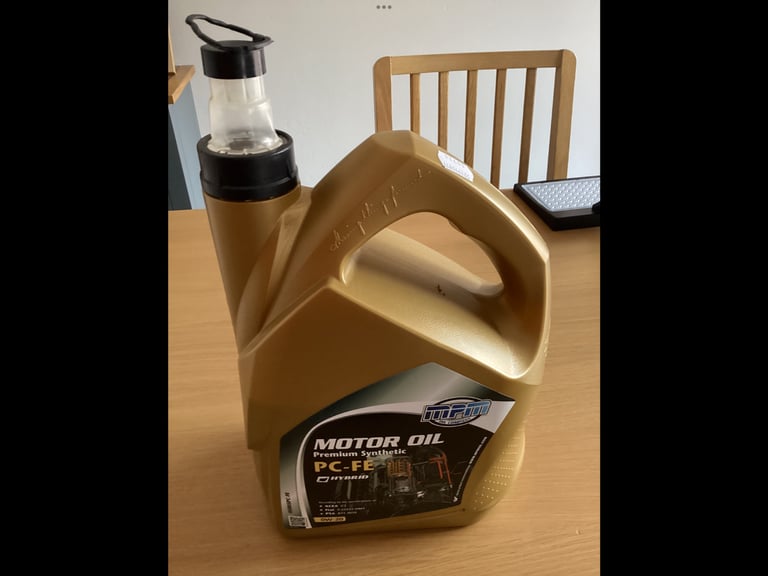 MPM premium synthetic motor Oil 0w-20 Over 3.5 Lts left from a 5 ltr can. 