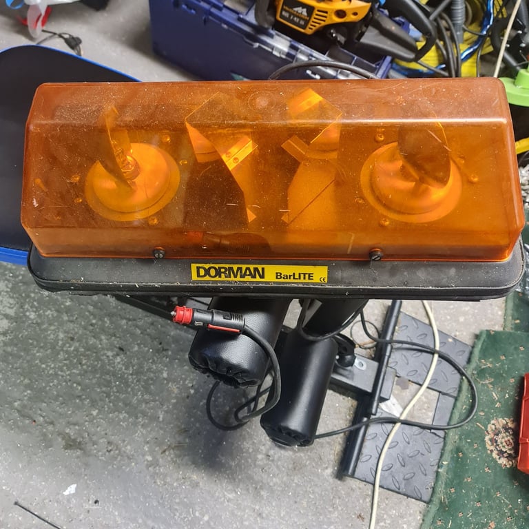 Twin lights flashing beacon