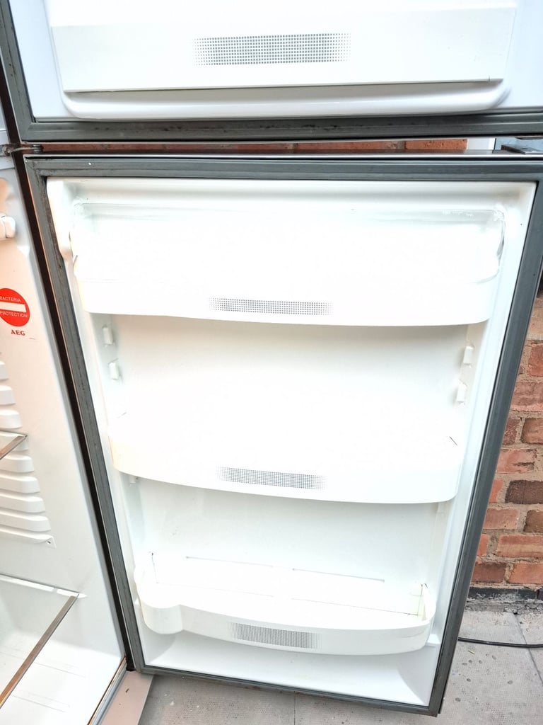 AEG FRIDGE FREEZER STAINLESS STEEL (IMMACULATE).